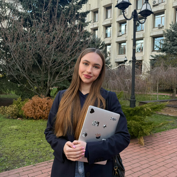 Альбіна Солдатенко - Коректорка. Дбає про чистоту текстів, стиль і мову.
